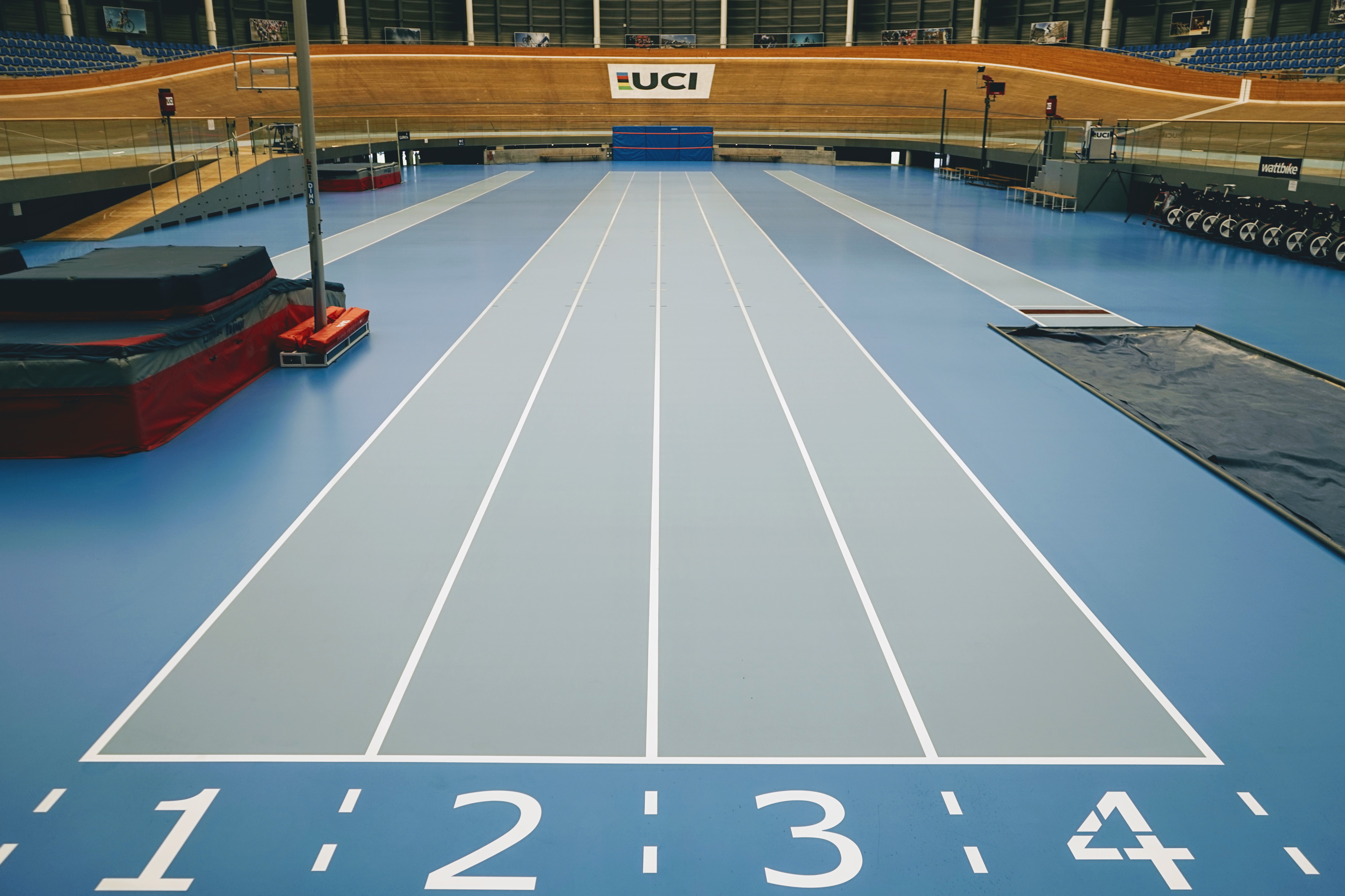 piste d'athlétisme indoor spikes résistant marquage chiffres et numéros